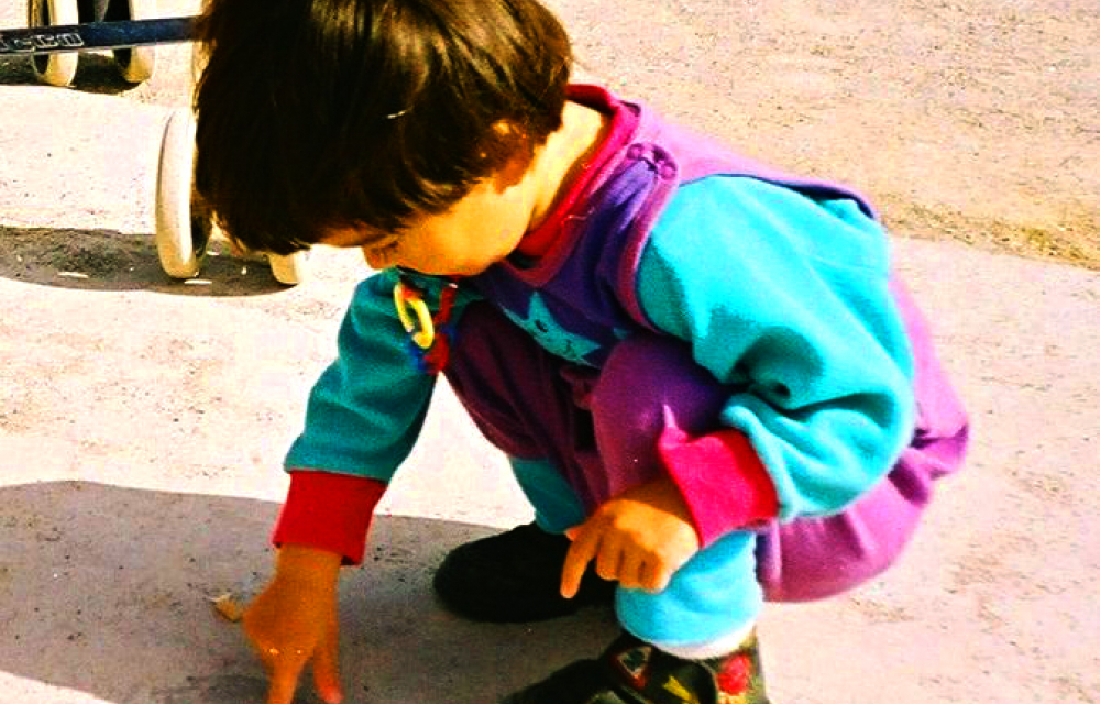 Child - Wikimedia commons - Walter de Maria Vertikaler Erdkilometer